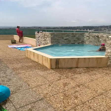 Entier Dans Privee Avec Gardien, Piscine Et Aire De Jeux Pour Enfants *